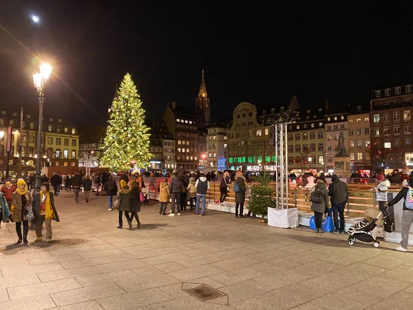 Πεζοί ομάδα ανθρώπων μπροστά από διακοσμημένο για τα Χριστούγεννα Place Kleber στο κέντρο του Στρασβούργου ευτυχισμένη ατμόσφαιρα διακοπών — Φωτογραφία Αρχείου