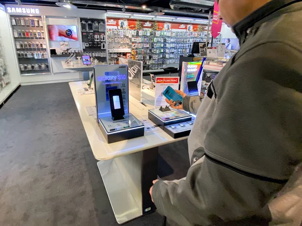 Dorosły mężczyzna testuje nowy Samsung Galaxy S10 Fnac francuski sklep elektroniczny przed Black Friday oferty — Zdjęcie stockowe
