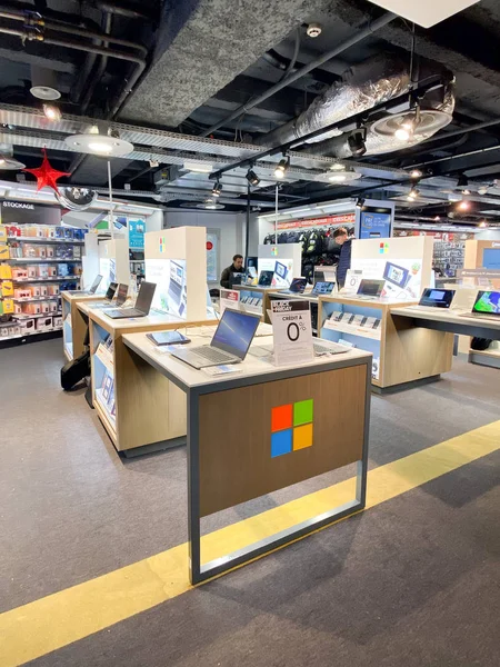 Múltiples tabletas y portátiles de Microsoft Surface para la venta en el stand dedicado de Microsoft dentro del centro comercial francés de la tienda electrónica FNAC antes de las ofertas del Viernes Negro — Foto de Stock