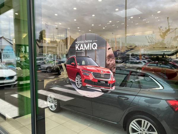 Sala de exposición con publicidad para el nuevo lanzamiento de SUV Kamiq —  Fotos de Stock