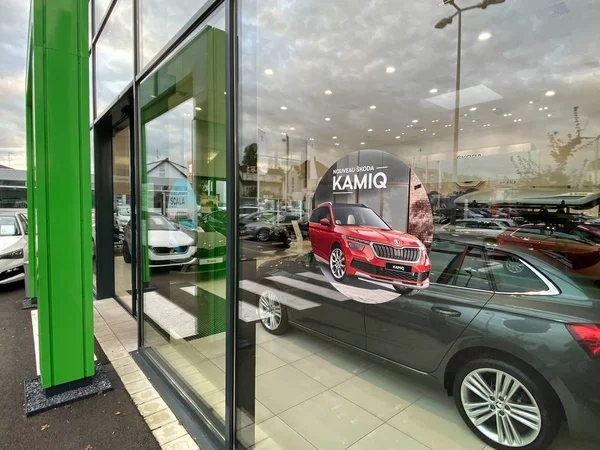 Entrada al showroom de coches Skoda Auto con publicidad para el nuevo lanzamiento de SUV Kamiq —  Fotos de Stock