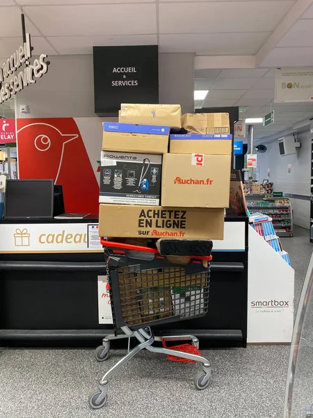 İçinde bir sürü boş karton bulunan süpermarket alışveriş arabaları Auchan France — Stok fotoğraf