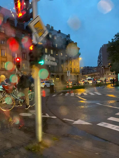 Kerékpáros várja, hogy átkeljen az úton egy hideg őszi napon Közép-Strasbourgban — Stock Fotó