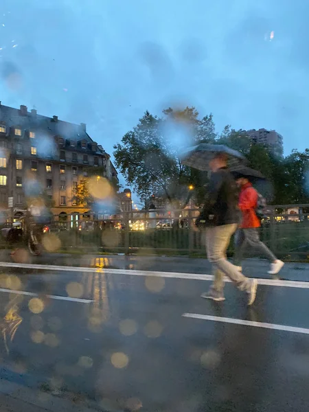 Pedoni irriconoscibili con ombrello in una fredda giornata autunnale nel centro di Strasburgo — Foto Stock