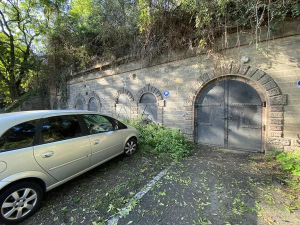 Car parked near entrance to old military abandoned fort — ストック写真