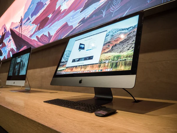 Erőteljes Apple Computers imac Pro professzionális minőségű munkaállomás — Stock Fotó