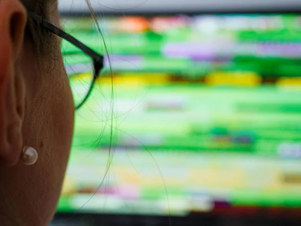 POV mulher vestindo óculos olhando para a transmissão de sinal ruim — Fotografia de Stock