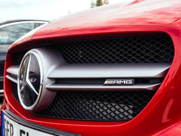 Mercedes-Benz logotípus az autó előtt Amg logotípussal — Stock Fotó