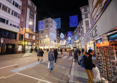 Noel tatili için dekore edilmiş geniş açılı manzara