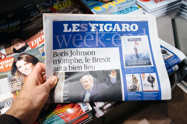 Lectura periodística sobre Boris Johnsons Partido Conservador ganó las elecciones Brexit — Foto de Stock
