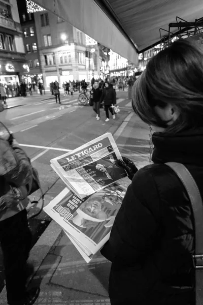 Leitura de jornal sobre Boris Johnsons Partido Conservador venceu eleições Brexit — Fotografia de Stock