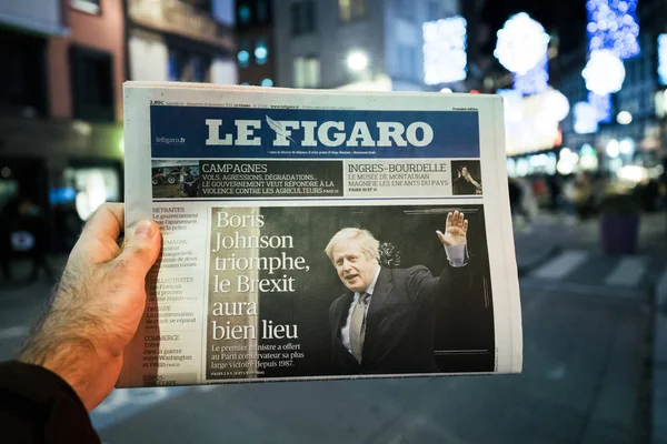 Lectura periodística sobre Boris Johnsons Partido Conservador ganó las elecciones Brexit — Foto de Stock