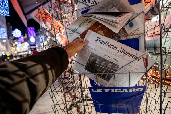 Leitura de jornal sobre Boris Johnsons Partido Conservador venceu eleições Brexit — Fotografia de Stock