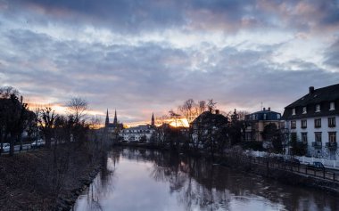 Fransa 'nın Strasbourg şehrinin çatılı silueti alacakaranlıkta