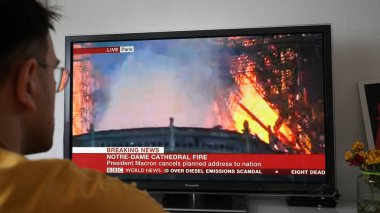 BBC kanalı Notre-Dame de Paris yangınından canlı yayın yapıyor.