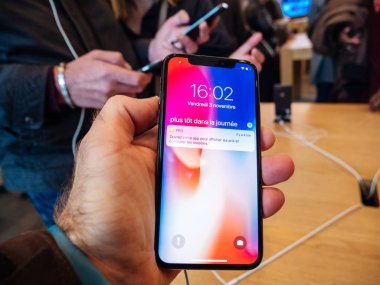 Apple Store en son profesyonel iPhone akıllı telefonu