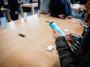 Apple Store en son profesyonel iPhone akıllı telefonu