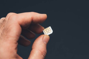 Adamın eli cep telefonu operatörü mikro nano sim kartını gösteriyor