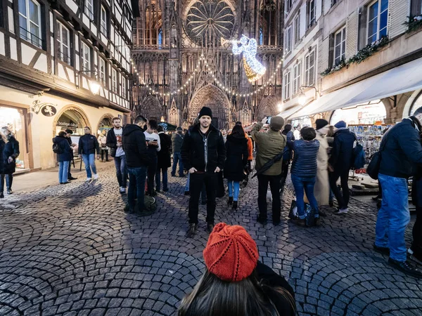 Tomar la foto de memoria de su novio frente a la Notre-Dame — Foto de Stock