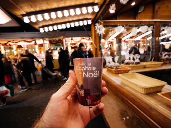 Man hand pov bedrijf glühwein plastic recycleerbare beker — Stockfoto