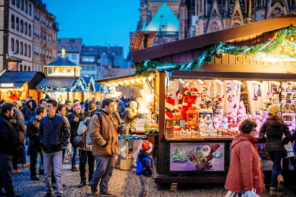 Grote groep toeristen ontdekken de kerstmarkt in het centrum van Straatsburg drinken glühwein kopen geschenken met Maison Kammerzell op de achtergrond — Stockfoto