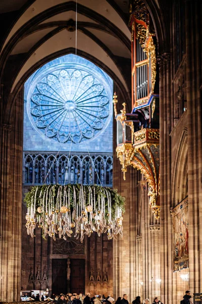 Lare Musikingel in der Kathedrale Notre-dame de Strasbourg mit Kronleuchter aus Tannenbäumen — Stockfoto