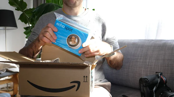 Amazon cartone unboxing con lente Nikon 16-35 VR — Foto Stock