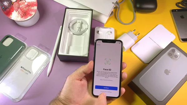 Homem unboxing mais recente Apple Computadores iPhone 11 Pro — Fotografia de Stock