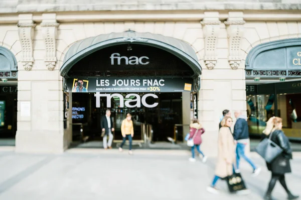 Tilt-shift lencsét használnak a gyalogosok előtt sétáló Fnac elektronika és könyvesbolt bevásárlóközpont Párizs központjában Champs Elysee sugárúton — Stock Fotó