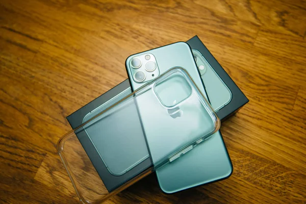 Πιό πρόσφατοι υπολογιστές της Apple τριπλός φακός iphone 11 υπέρ — Φωτογραφία Αρχείου