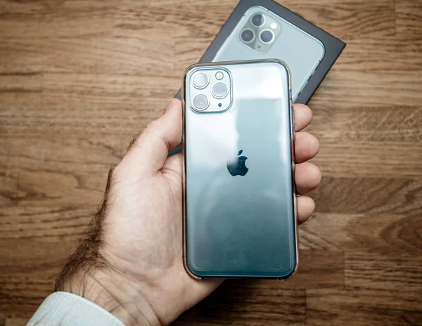 Latest Apple Computers triple-lens iPhone 11 Pro — Stock Photo, Image