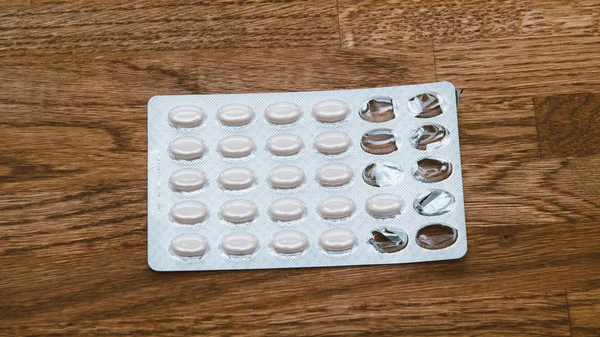 Блістер лікарських таблеток з деякими з них відкритий — стокове фото