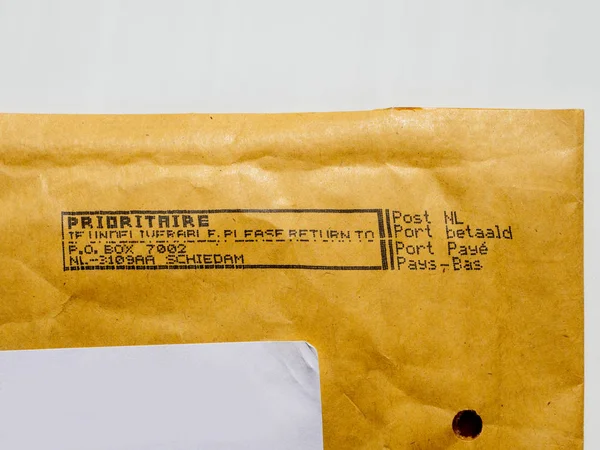 Деталь делового конверта почтовой службы Нидерландов с печатью Prioritaire, напечатанной на матричном принтере — стоковое фото