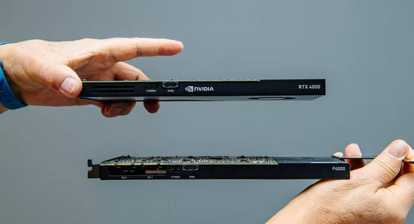 男子手比较最新的Nvidia Quadro专业Gpu视频卡Rtx 4000与P4000与多个Cuda处理器 — 图库照片