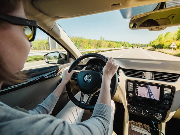 Οπίσθια όψη της γυναίκας οδήγησης σε γρήγορο αυτοκίνητο στη γαλλική αυτοκινητόδρομο autoroute οδήγηση Skoda Octavia αυτοκίνητο — Φωτογραφία Αρχείου