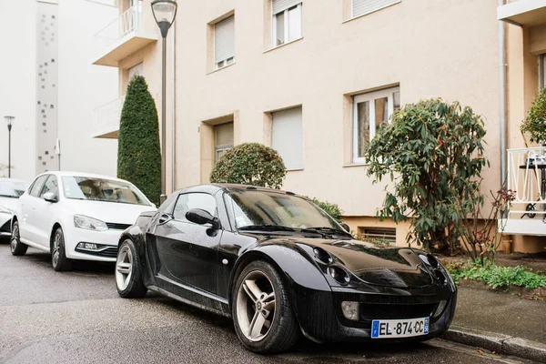 Side front view of new Smart Roadster W452 car parked in calm French neighborhood — ストック写真