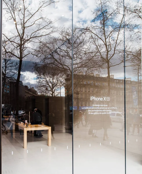 Διαφήμιση στο smartphone iphone Xr στην γυάλινη βιτρίνα του εμβληματικού Apple Store στο Champs Elysee — Φωτογραφία Αρχείου