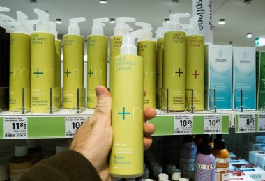 I + M tarafından üretilen yeni Fair Organic Vegan Tamir Şampuanı için el alışverişi