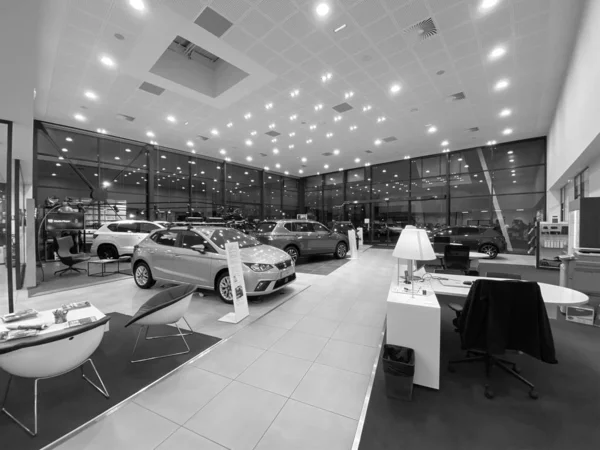 Imagen de vacío concesionario de coches sala de exposición interior — Foto de Stock