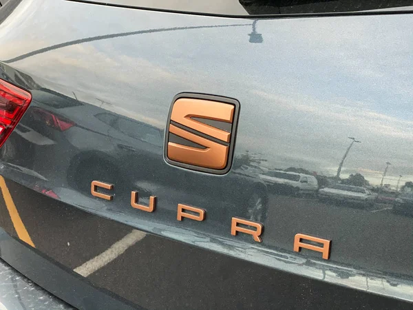 Vista trasera del coche deportivo de lujo Seat Cupra con enfoque en el logotipo de oro cooper — Foto de Stock