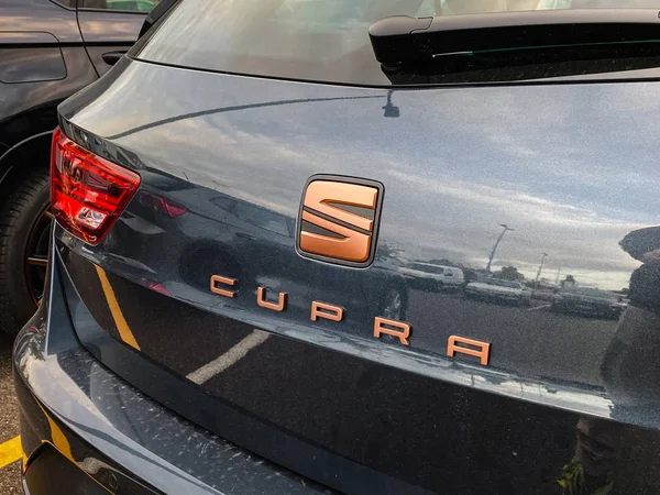 Vista trasera del coche deportivo de lujo Seat Cupra con enfoque en el logotipo de oro cooper — Foto de Stock