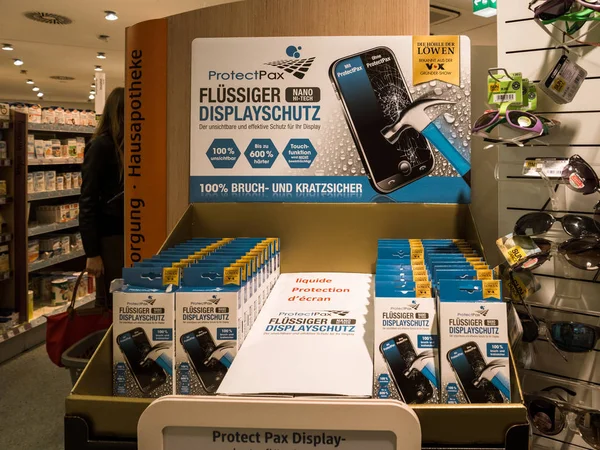 Stand dentro del supermercado moderno con pantalla ProtectPax lámina de protección delgada para teléfonos inteligentes modernos — Foto de Stock