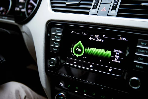 Зелений щит на приладовій панелі сучасного автомобіля Skoda octavia з кількома кнопками на новому гібридному автомобілі. — стокове фото