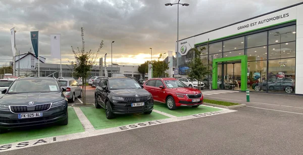 Olahraga mewah baru Skoda mobil di depan dealer baru — Stok Foto