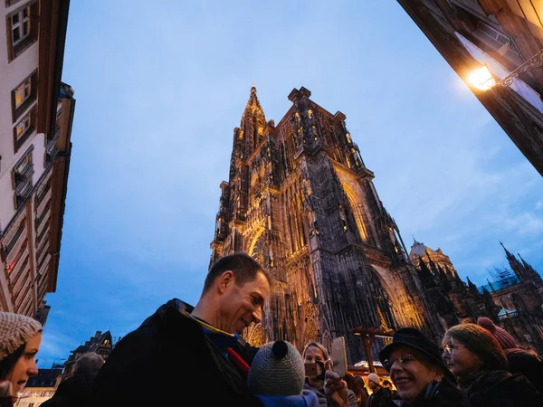 Happy family smiling with Notre-Dame de Strasbourg cathedral — 스톡 사진