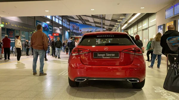 Vista posteriore del nuovo bellissimo sport Mercedes-Benz Junge Sterne all'interno dell'aeroporto di Baden con le persone in attesa dei loro parenti per arrivare — Foto Stock