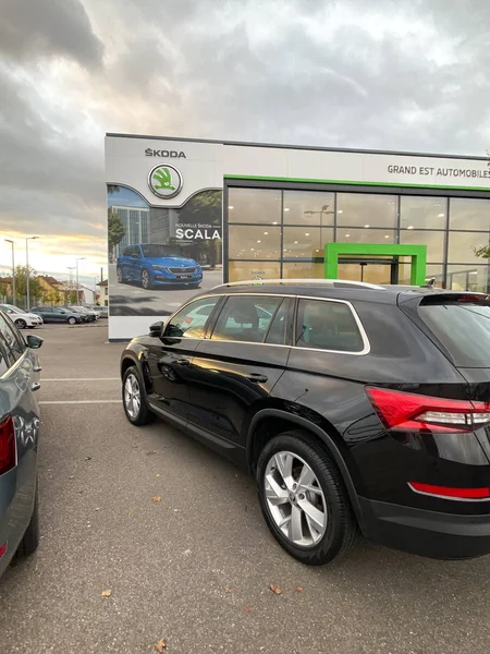 Vista trasera del nuevo negocio ejecutivo negro Skoda SUV coche delante de la nueva concesionaria concesionario de coches sala de exposición Skoda con publicidad a Scala modelo en la fachada —  Fotos de Stock