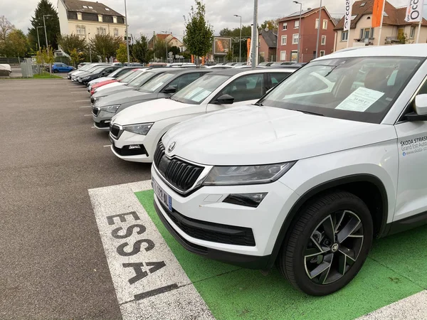 Vue en perspective de plusieurs voitures sur un large parking grand espace avec Skoda Kodiaq VUS blanc comme véhicule d'essai — Photo