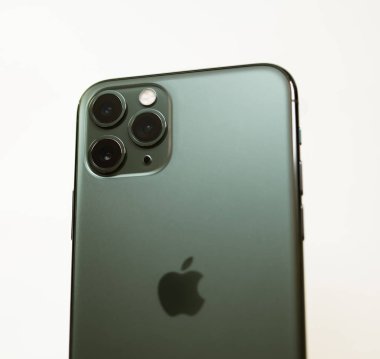 Yeni Apple Bilgisayarları iPhone 11 Pro akıllı telefonu beyaz arka planda izole edilmiş üçlü kamera ve Apple Logotype üzerine odaklanma