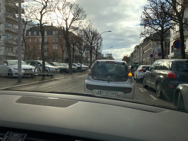 Avenue de la robertsau strasse im zentrum von strasbourg mit autos auf der strasse und parkplätzen - blick vom fahrenden auto — Stockfoto